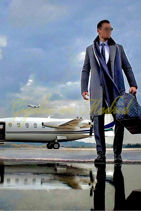 Un gigolo de lujo elegente y con clase. Angel