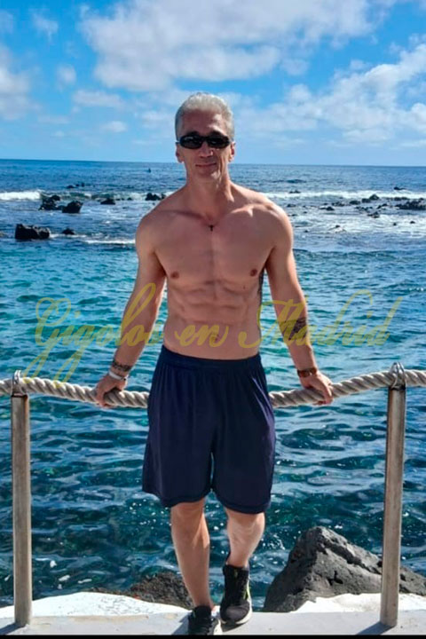 Gigoló lujo cuerpo fitness bien cuidado. Español. Leo