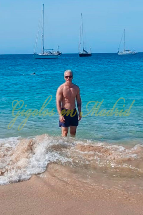 Un gigoló con clase y elegancia en Madrid. Leo