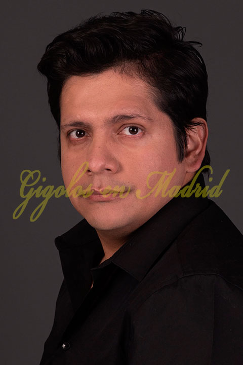 Gigoló extrovertido que le gusta escuchar. Jonathan