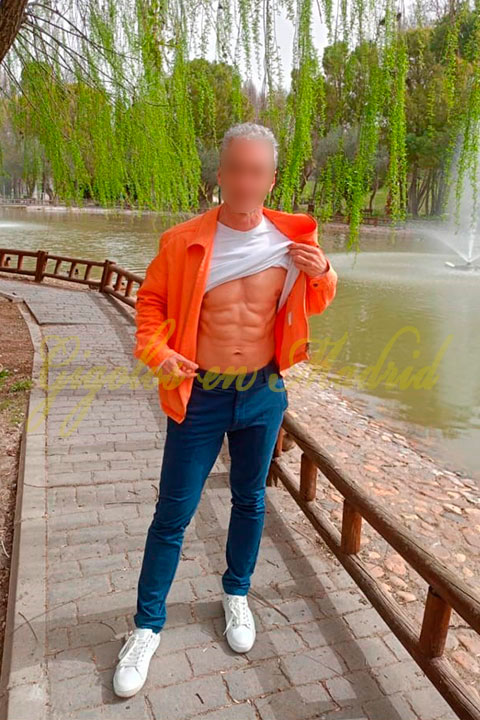 Hombre elegante y extrovertido para mujeres exigentes. Leo