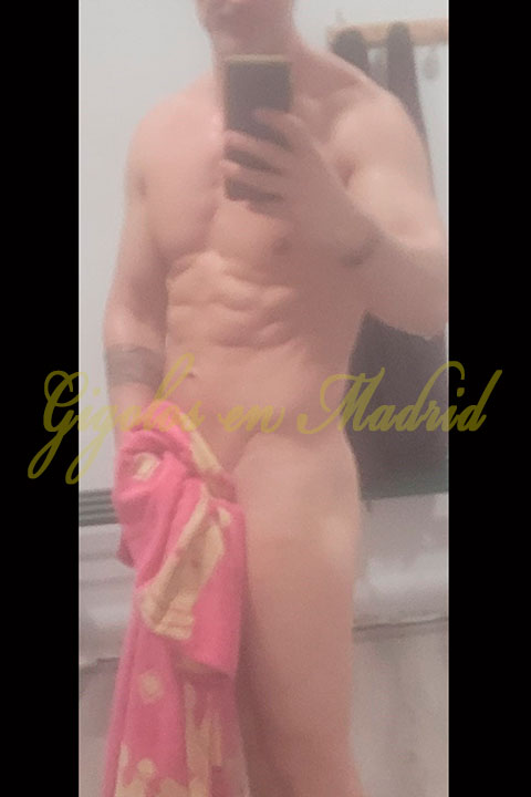 Gigoló de lujo muestra su cuerpo atlético. Leo