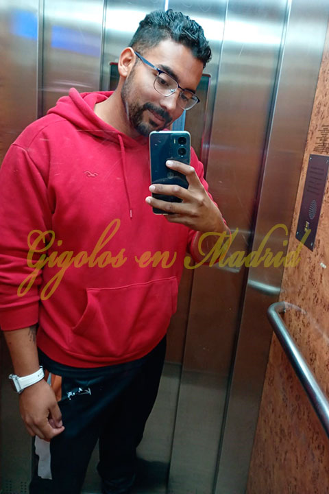 Joven colombiano y español para mujeres Jean Paul